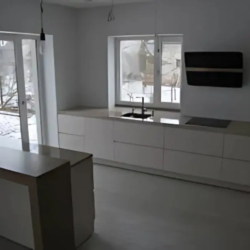 Akmens stalviršiai, barai ir palangės virtuvei